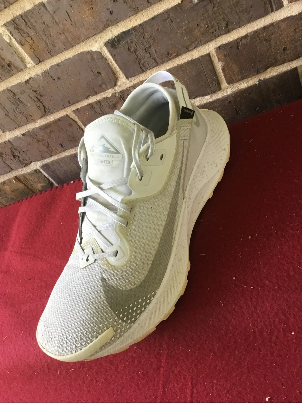 GORE-TEX Women's Running Shoe in Off-White/Cream
